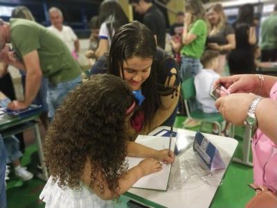 Noite de AutÃ³grafos dos alunos do Jardim 2 da Escola AluÃ­sio Maier foi um verdadeiro sucesso